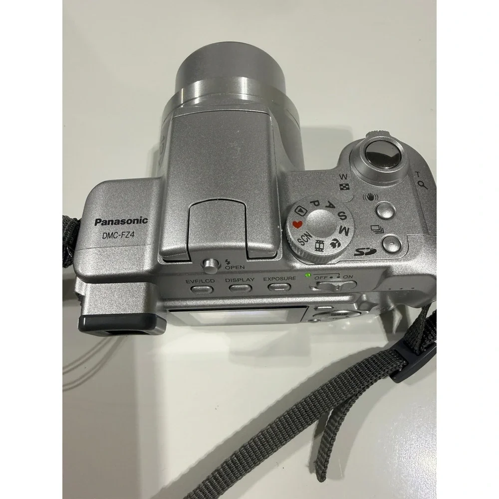 PANASONIC Lumix DMC-FZ4 Digital Camera w/ Battery, Charger, 512mb SD Card -WORKS